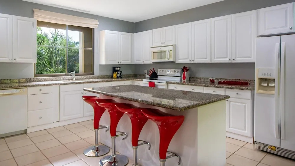 3rd-floor space with modern décor recently renovated viewing over pool in Coco