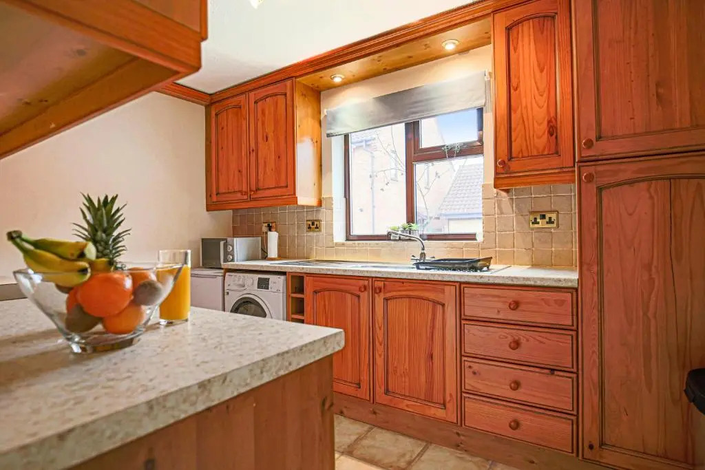 Two Bedroom Bungalow in Milton Keynes by HP Accommodation - Free WiFi & Parking