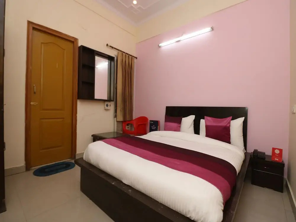 OYO 9847 Hotel Blue Empire