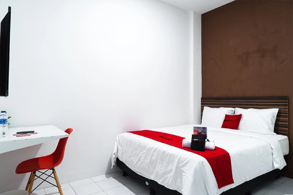RedDoorz near Seasons City Mall