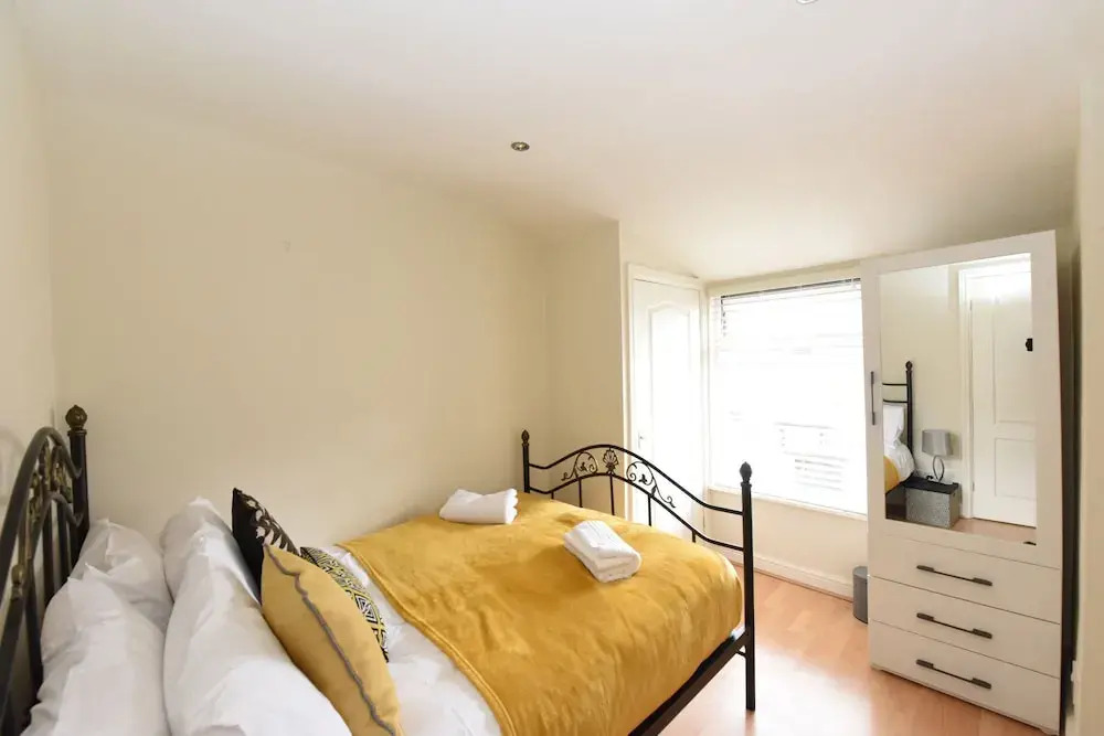 "Honeysuckle House Chester" by Greenstay Serviced Accommodation - Large 3 Bed House, Sleeps 6, Perfect For Contractors, Business Travellers, Families & Groups