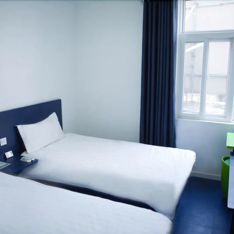 Huayi Hotel (Yantai Yuhuangding South Street)