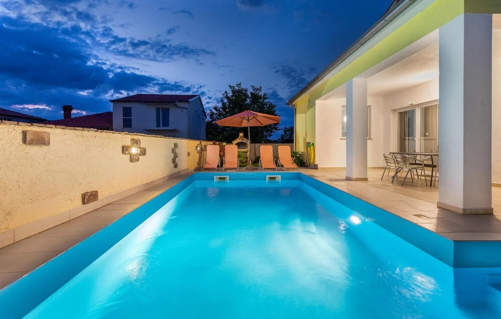 Four-Bedroom Holiday Home In Valbandon