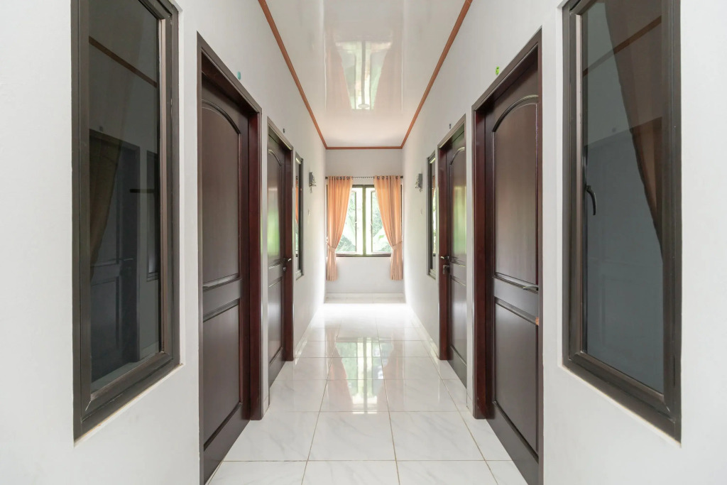 RedDoorz Plus near Jungeland Sentul