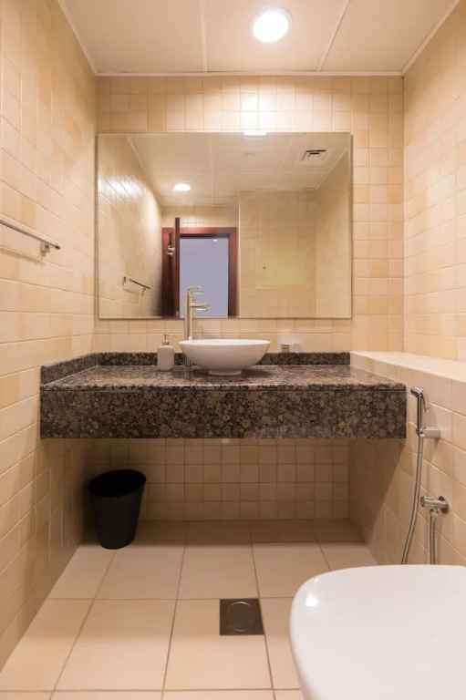 Spacious 1BR 5 minutes to beach