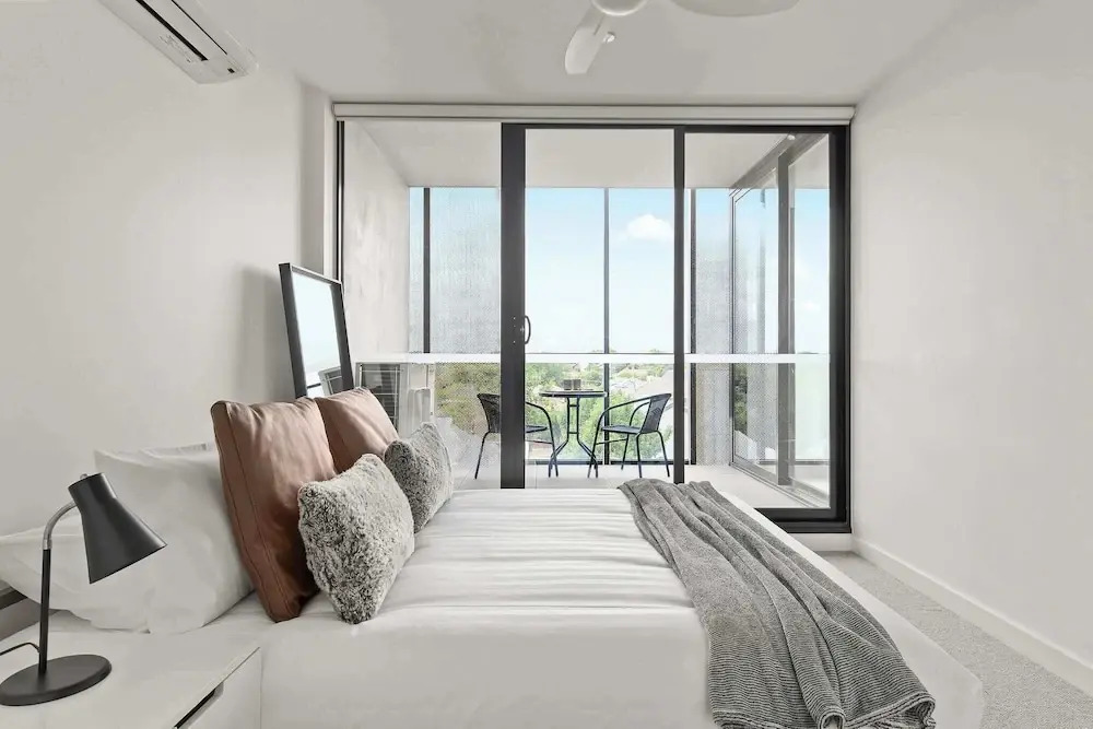 Central Oakleigh 2BR Apartment w Parking