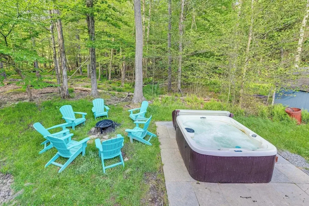 Private Hot Tub + Lake Access: Poconos Escape