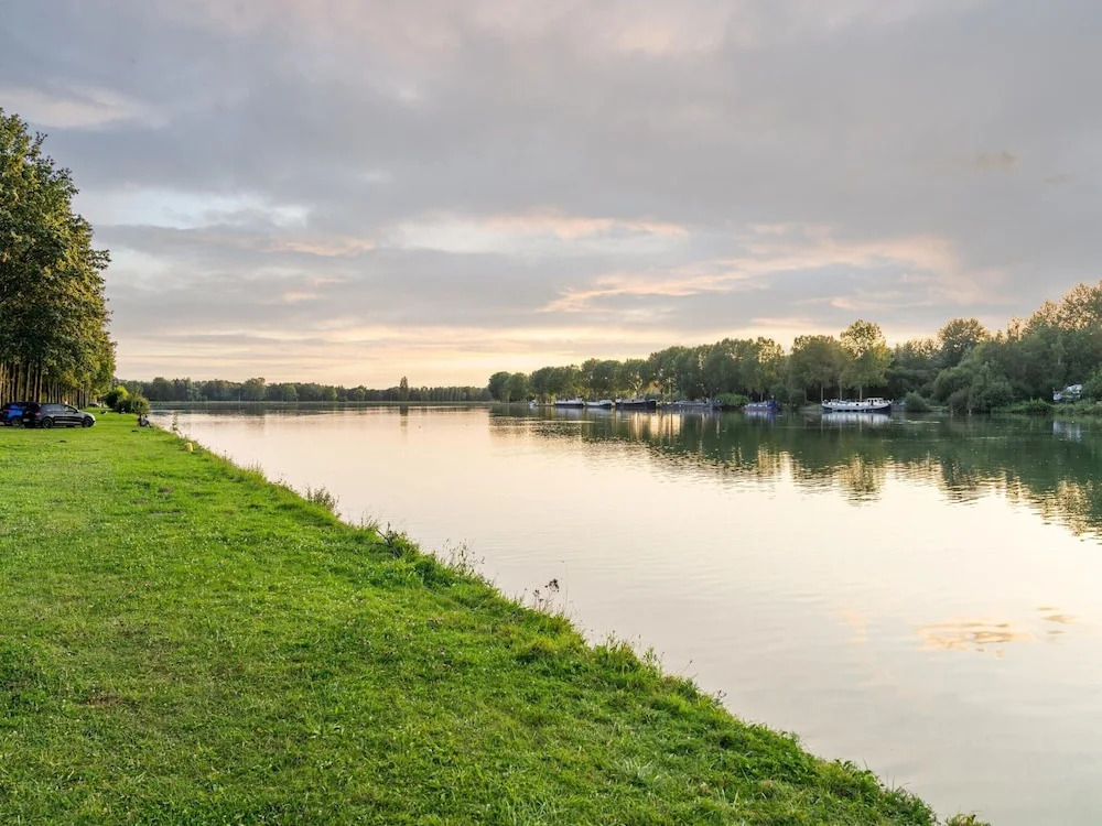 Suite in Forest Dockside Near Tournai
