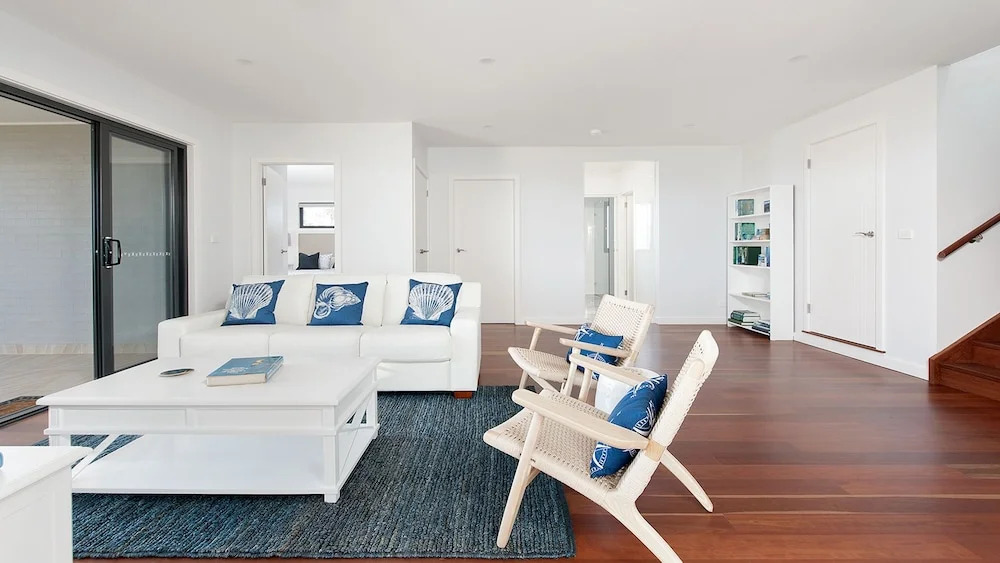 Hilltop Hideaway - Breathtaking views, moments to beach!
