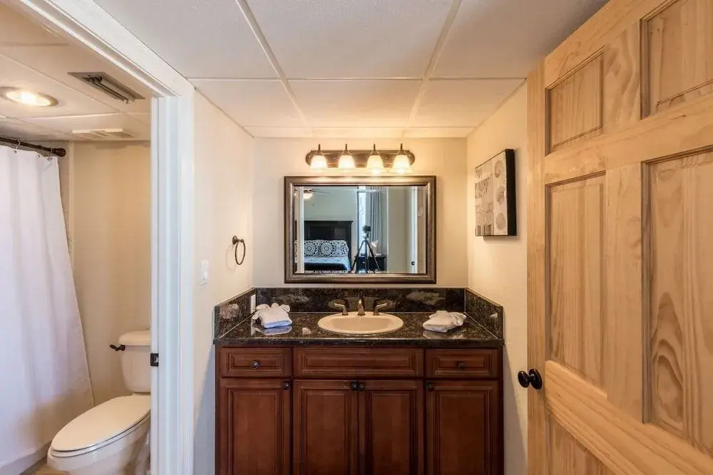 AquaVista East 301 - 3 Br condo by RedAwning