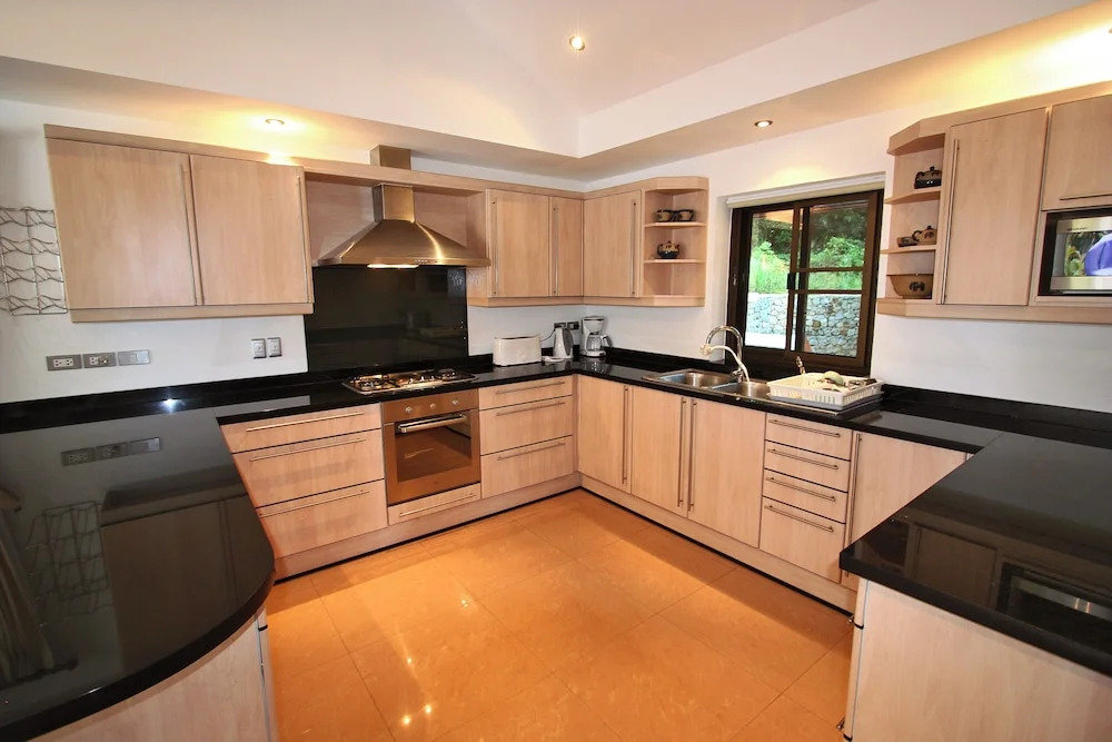 Luxury Four Bed Villa Jasmine, infinity pool, full staff , chef and breakfasts