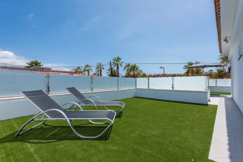 Luxurious VILLA - 300M2 - private HEATED pool - garage - WiFi