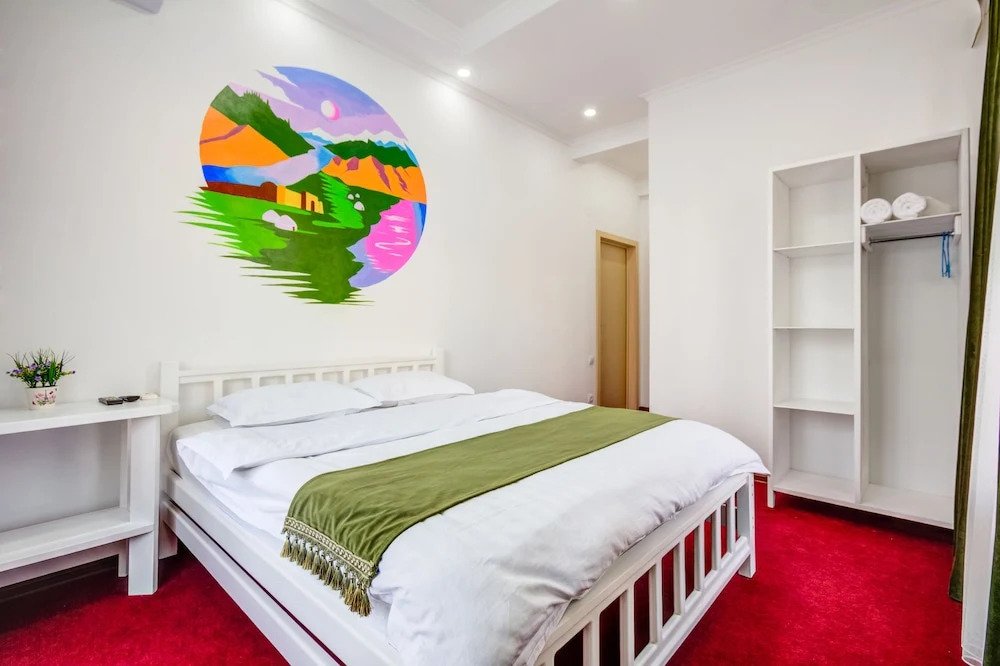 WHITE HOTEL & HOSTEL