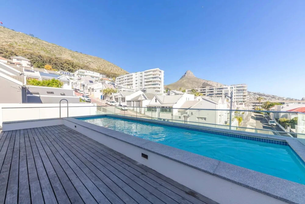 Modern and Bright 1BD APT in Sunny Sea Point