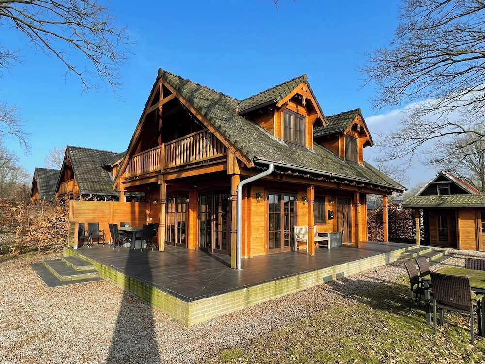 Villa with Sauna & Tub