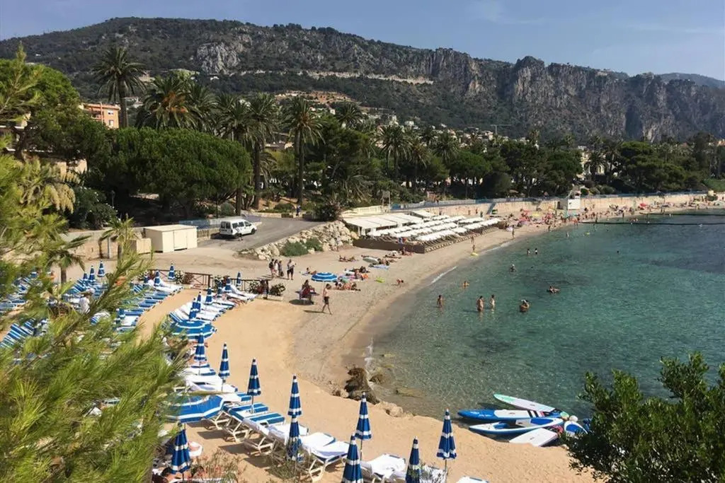 La Petite Cachette - Pool and 150m to the beach