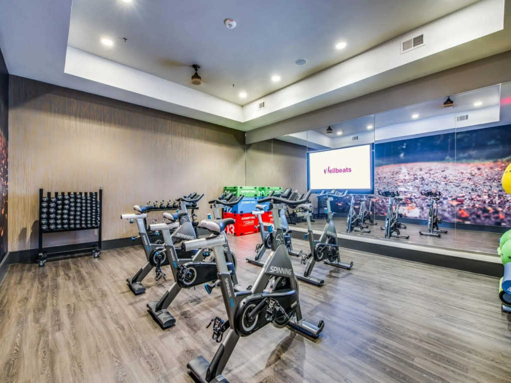 Modern & Chic 1BR Luxury Apts Close to Downtown & Airport