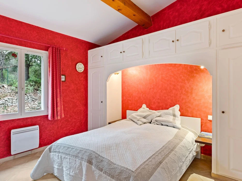 Lavish Villa in Bagnols-en-forêt With Swimming Pool