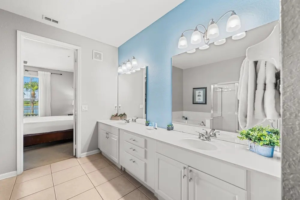 Gorgeous 1st-Floor, End Unit Condo w LAKEVIEW