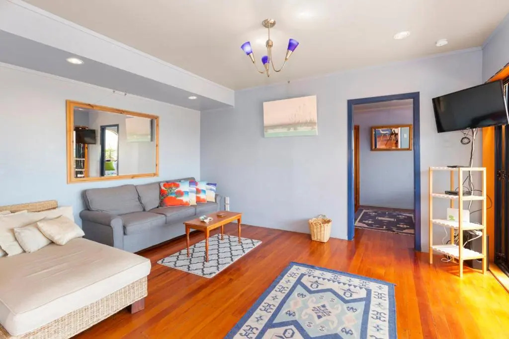 The Big Round Window - Raglan Holiday Home