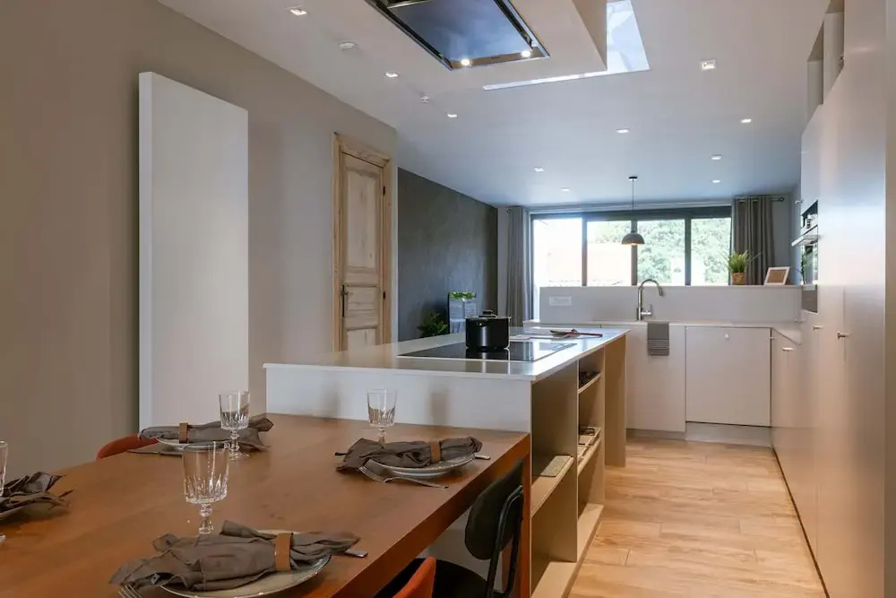 House Tilo Charming Holiday Home in Ypres for 8 Guests History Nature and Relaxation