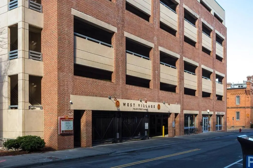 Trifecta 2BR Free Parking Modern Superhost