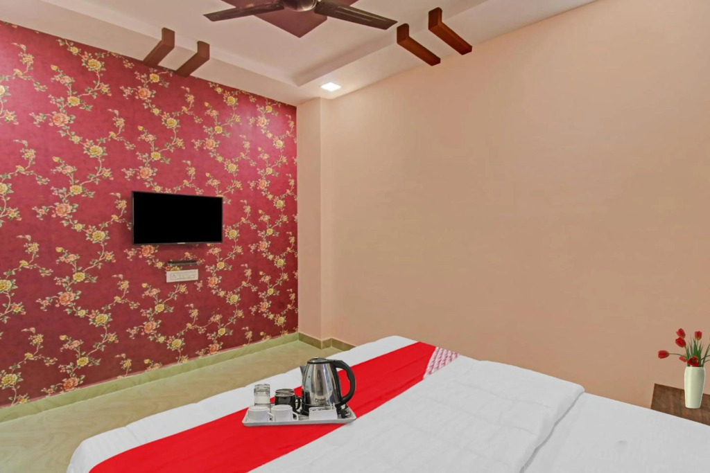 OYO 90872 Raj Hotel
