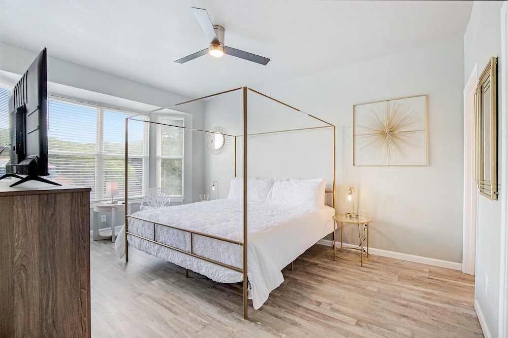 Sleeps 30! Decks, Docks & Lake Life!
