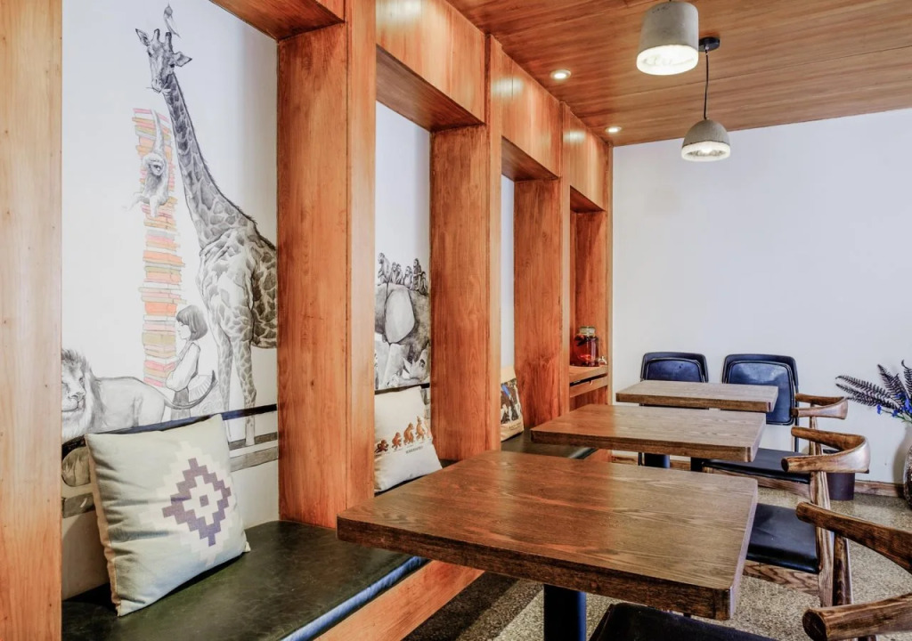 Poke Amber Theme Hostel
