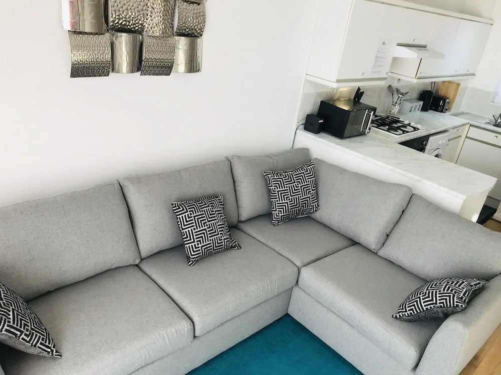 Bicester One Bedroom House Sleeps 3 - Free Parking & Garden