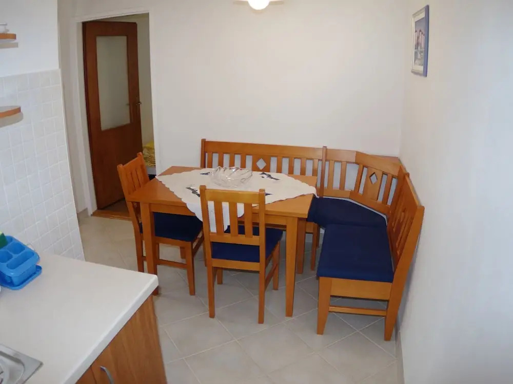 Garden-view Apartment With Terrace, 500m From the Sea, Parking, BBQ and Wifi