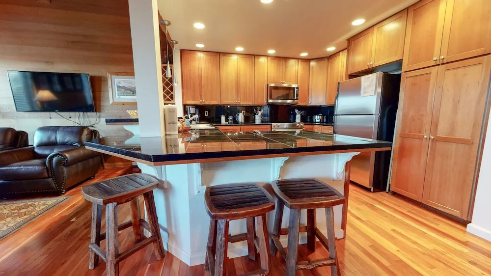 Bridges Townhome 9 Deluxe, Mountain View Townhome with Private Decks and Washer Dryer, Walk to Slopes by RedAwning