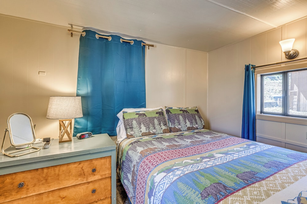 2 Mi to Midtown! All-season Base w/ Hot Tub Access