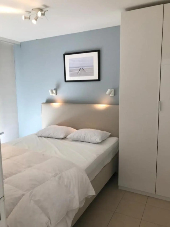 NDC apartment 5 meters from the beach with side sea view in the heart of Knokke
