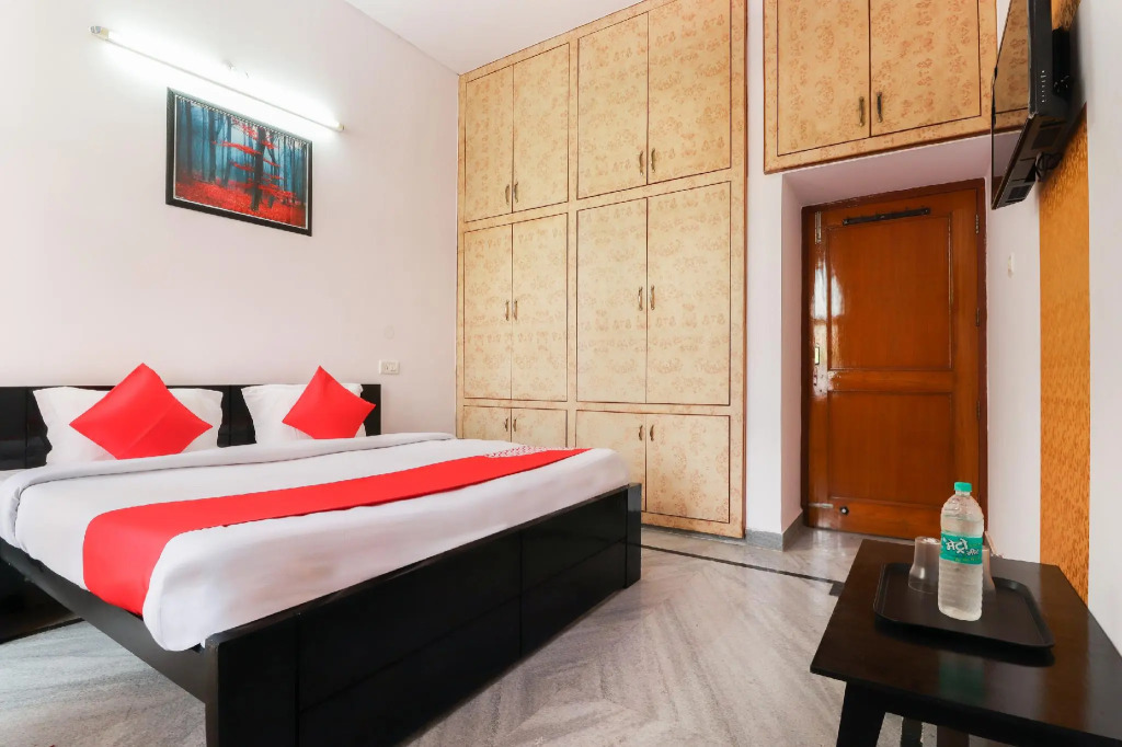 OYO 46299 Shining Inn