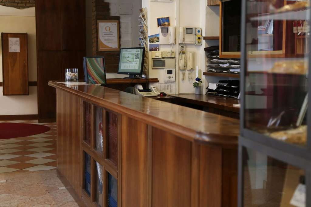 Hotel Mantegna Stazione, MantegnaHotels