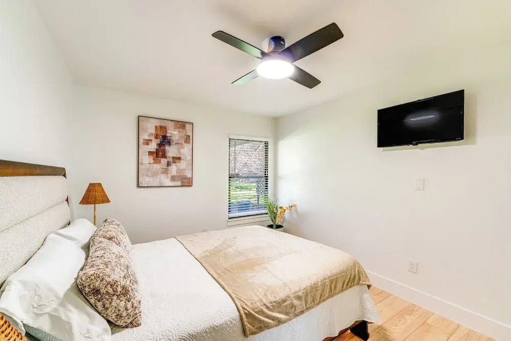 Stylish Irving Retreat w/ Patio & Fire Pit