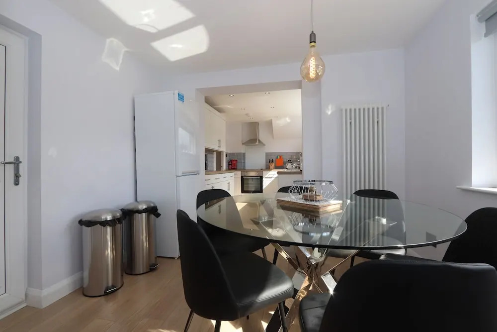 Dunfermline - Luxury 3 bedroom 2 bathroom detached house with garden