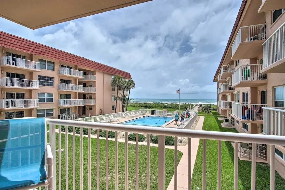 Sunny Cocoa Beach Condo w/ Balcony & Pool Access