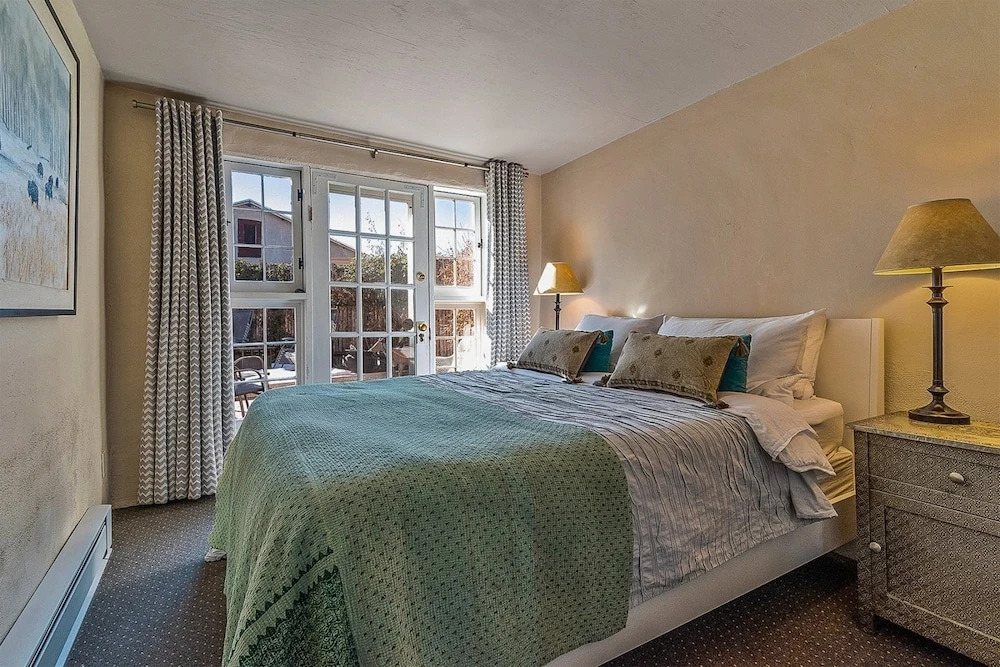 Artist Adobe - Blocks From The Plaza and Rail Yard, Southwestern Charm, Modern Touches