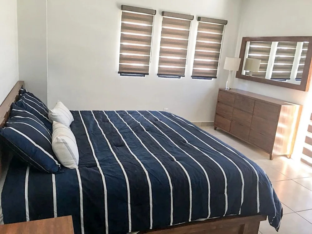 Big House Pool Grill, 4 Bedrooms 12 ppl AC Ocean view TV WIFI