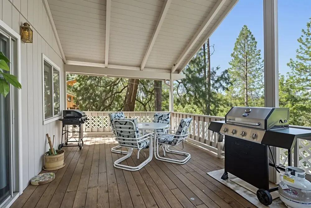 Tranquil Retreat - Home With Spacious Deck & Grill 4 Bedroom Home