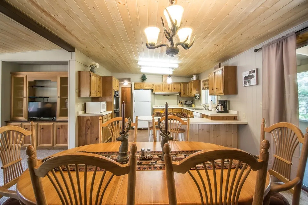 Heavenly Lake Haven Apartment 3 NW Comfy Cabins
