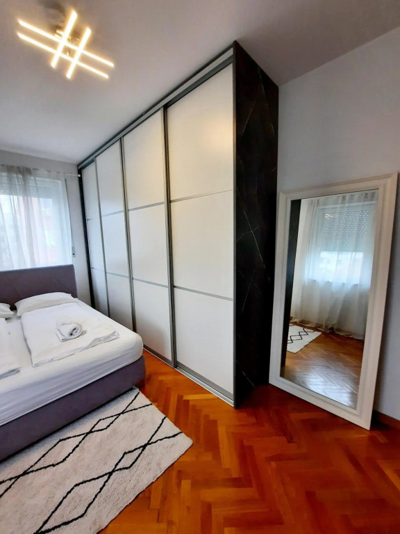 Franko's Cozy Apartment with garage