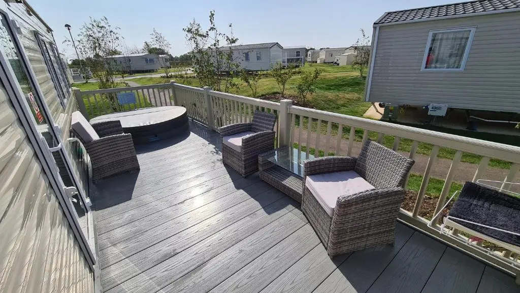Luxury 8 berth Caravan with Hot Tub & Starlink at Tattershall Lakes