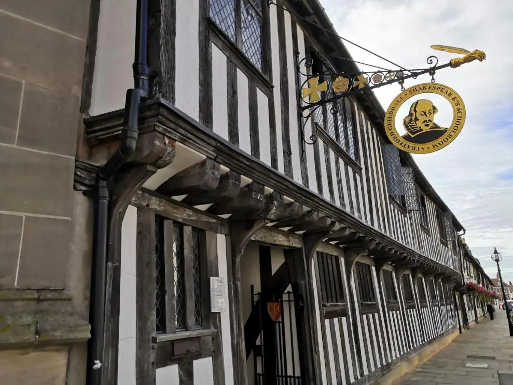 Bard's Nest, central flat, FREE allocated parking, 3 mins walk to Birthplace