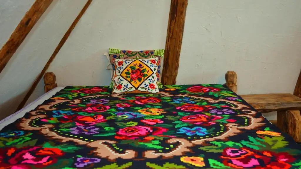Casa Colț din Maramureș - Old Traditional House