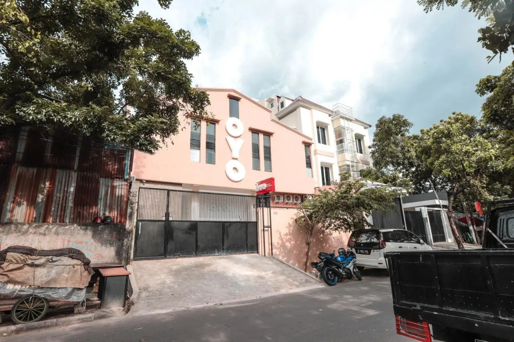 RedDoorz near Esa Unggul University Jakarta Campus