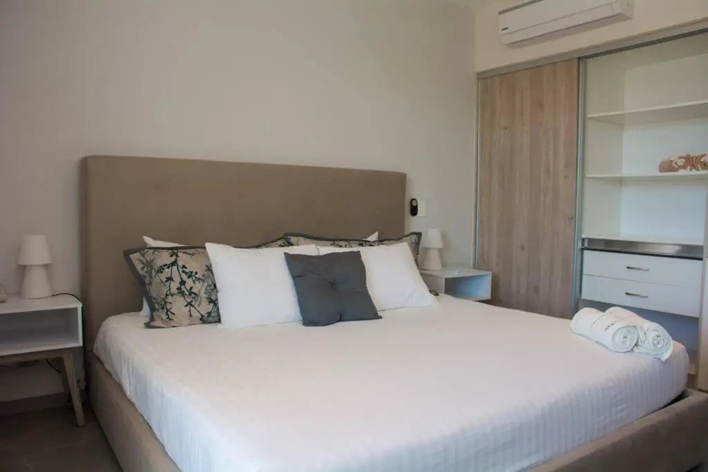 G208N Gallery Luxury Condo 5stars. Walking to the beach.