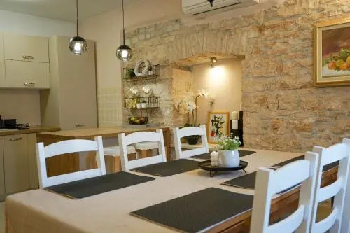 Villa Leon, Wonderful Family Apartment with Pool